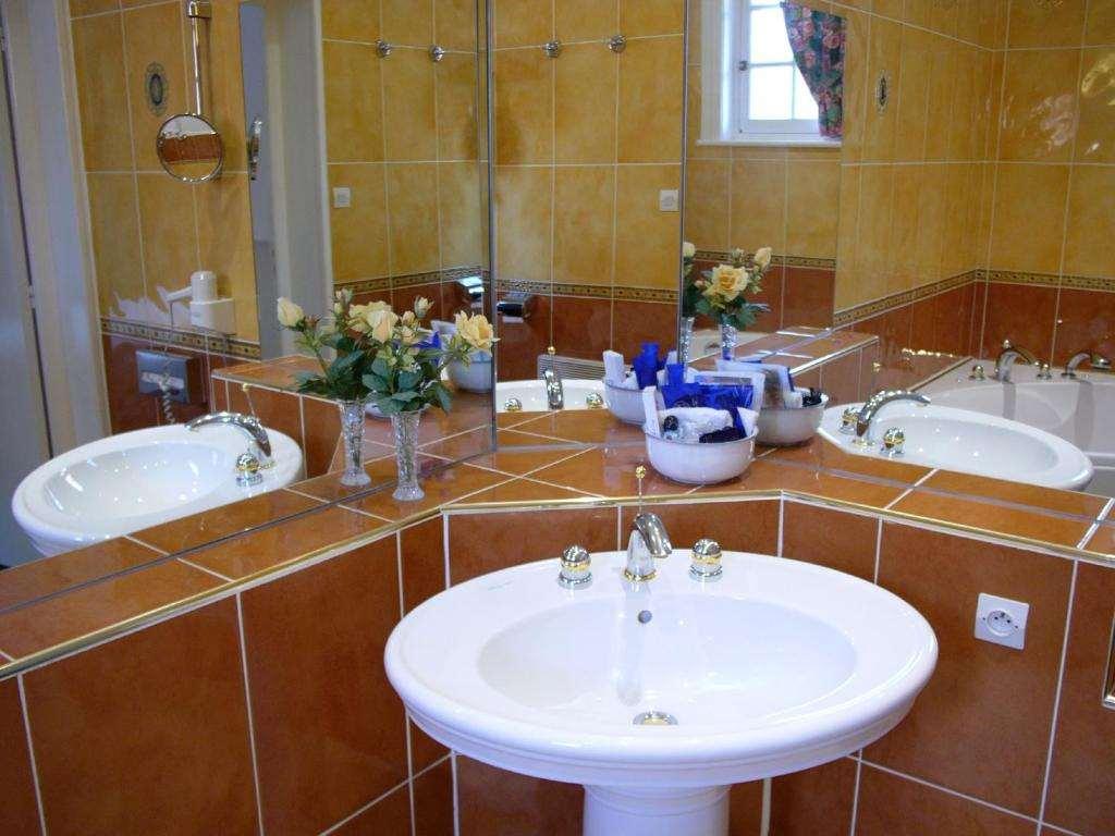 Logis - Belle Hotel, Lille-Ouest Bailleul  Bilik gambar